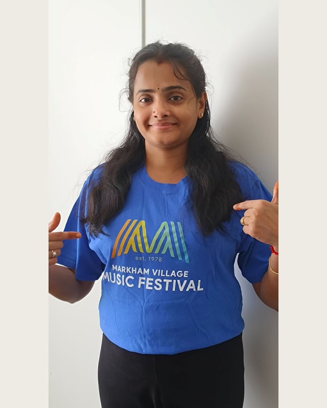 Hemamalini Venkataraman porte un chandail de bénévole du Markham Village Music Festival.